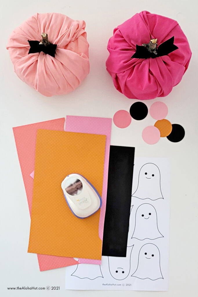 Halloween Shelfie - free printable decor, garland & easy diy pumpkin